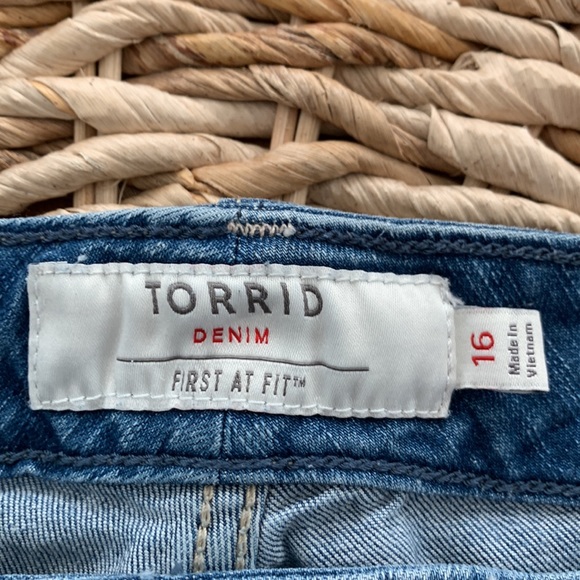 Torrid Button Fly Destructed Shorts sz16 - Picture 13 of 15